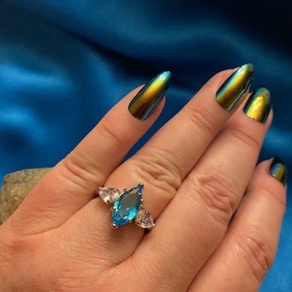 🎉🎉 Host Pick 7/22🎉 Blue Topaz with white topaz. Beautiful Ring - Picture 1 of 12